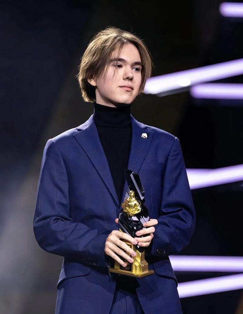 2025全球总决赛：瑞士阶段第一天开幕，观众人数下降